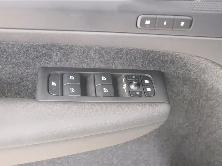 Volvo XC40 2025 B4 four-wheel drive Zhiyuan luxury version купить на сайте DeffCars