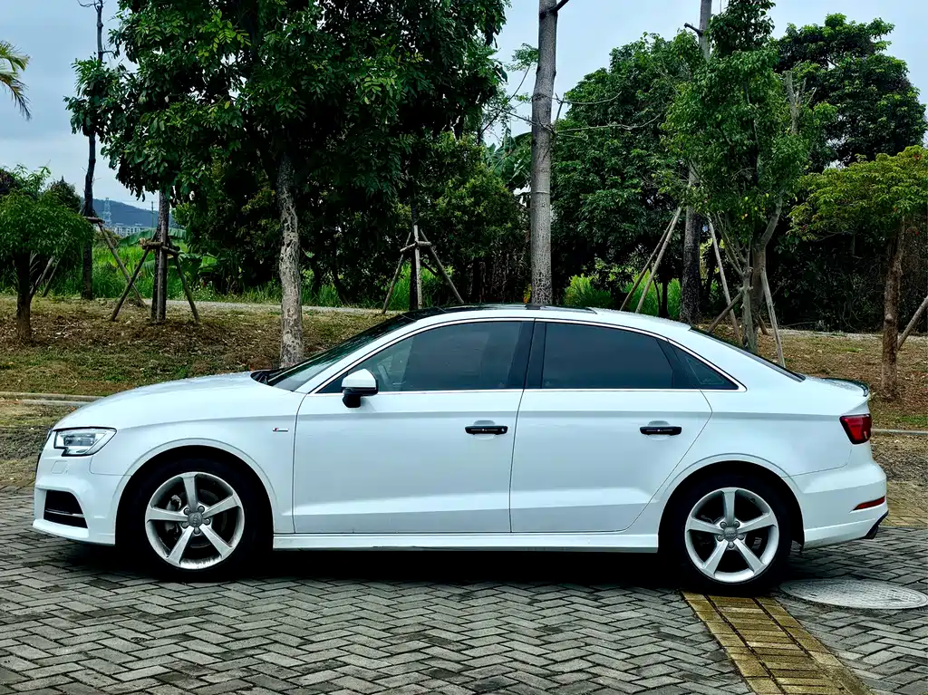 Audi A3 2018 30th Anniversary Model Limousine 35 TFSI Fashion Model купить на сайте DeffCars