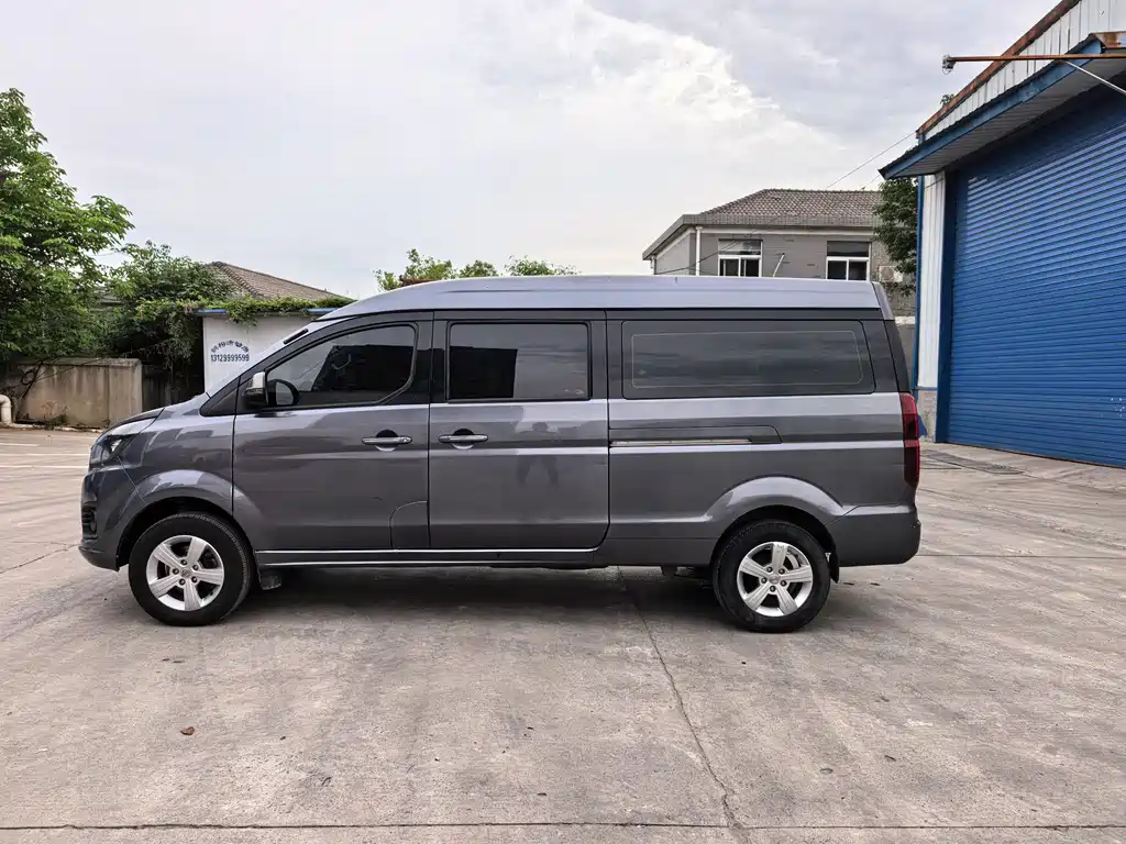 Golden Hiace M Classic 2023 1.5L Traveling Lion Bus 5/6/7 Seats купить на сайте DeffCars
