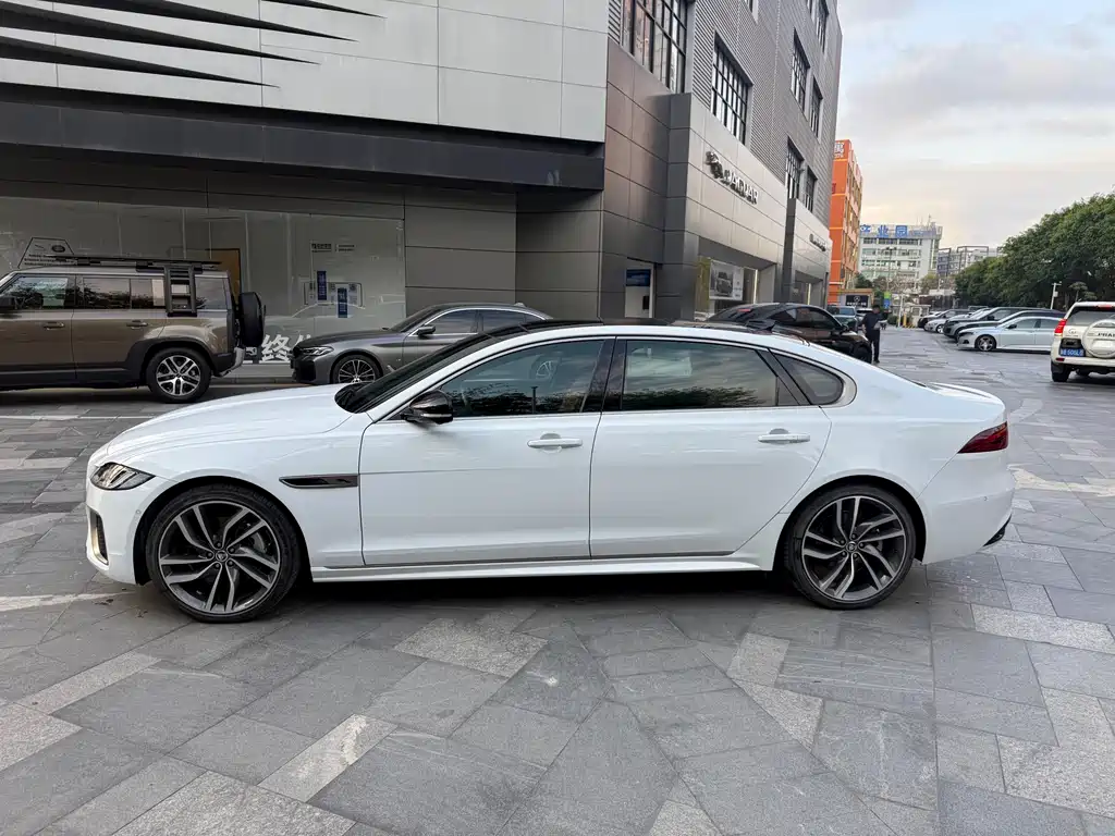 Jaguar XFL 2024 2.0T P300 four-wheel drive flagship sports gold version купить на сайте DeffCars