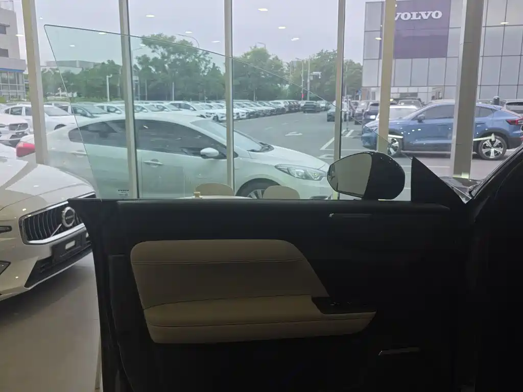 Volvo XC70 plug-in hybrid 2026 model four-wheel drive super long range Core купить на сайте DeffCars