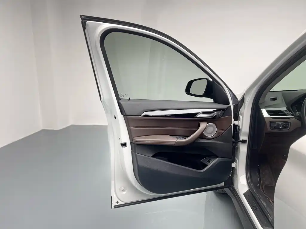 BMW X1 2021 sDrive25Li Leading Model купить на сайте DeffCars
