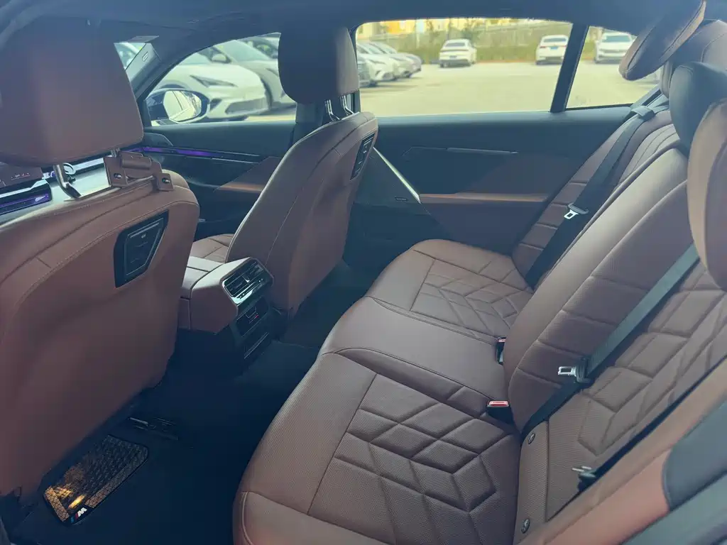 BMW 5 Series 2024 530Li Leading M Sports Package купить на сайте DeffCars