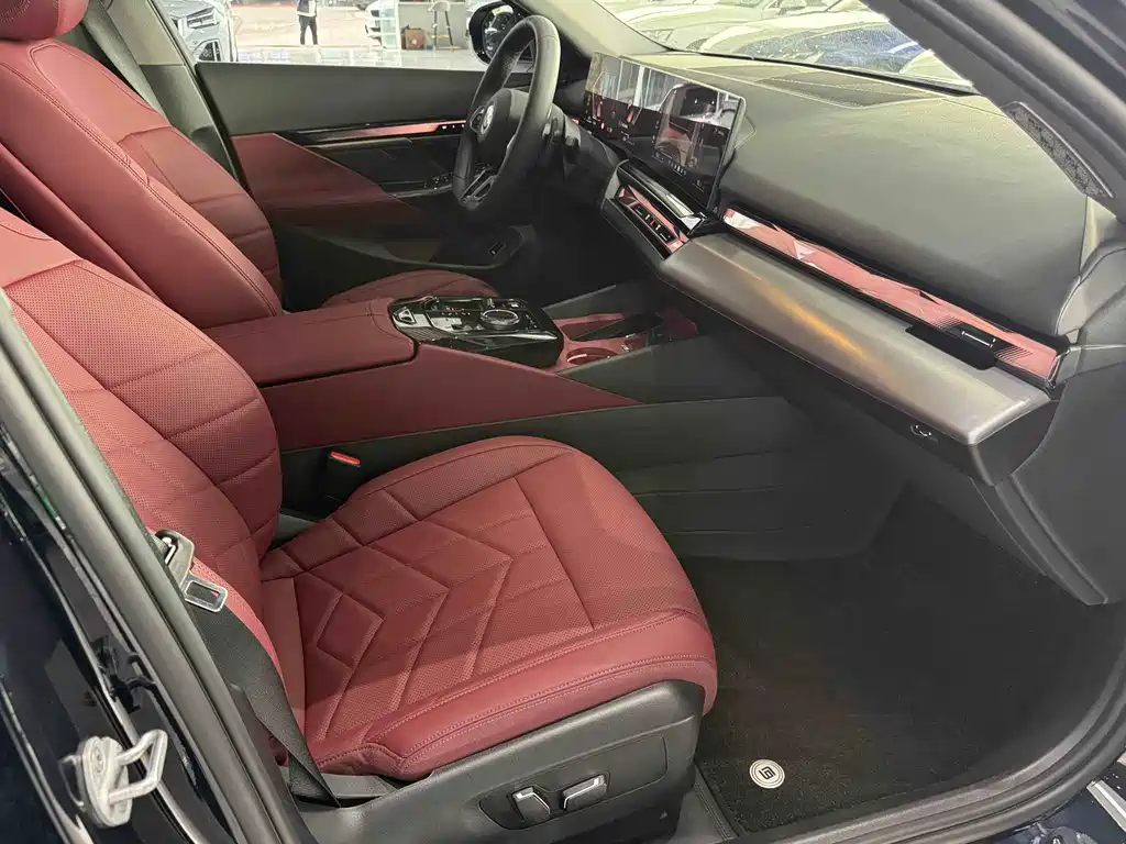 BMW 5 Series 2025 530Li Leading M Sports Package купить на сайте DeffCars