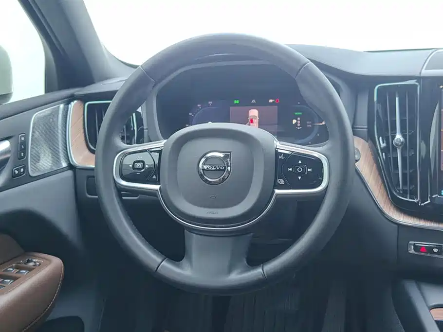 Volvo XC60 plug-in hybrid 2025 plug-in hybrid long-range four-wheel drive Zhiya luxury version купить на сайте DeffCars