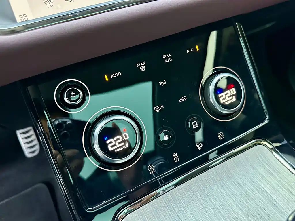 Range Rover Evoque New Energy 2023 Evoque L P300e plug-in electric hybrid version купить на сайте DeffCars