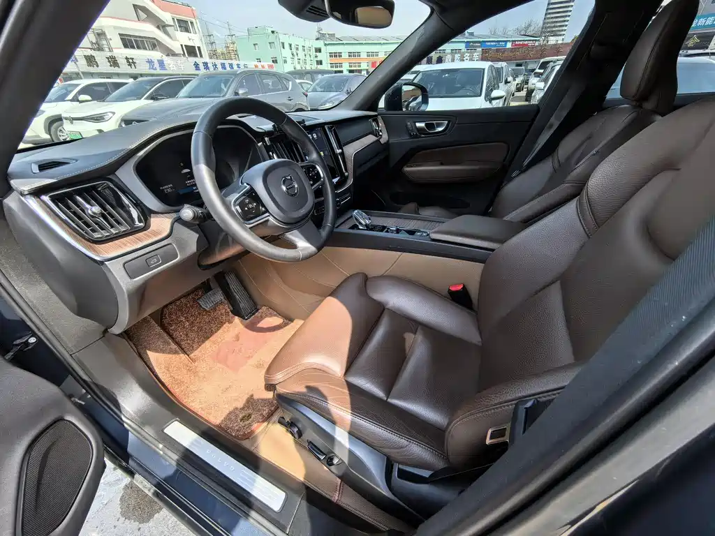 Volvo XC60 2023 B5 four-wheel drive Zhiyuan Deluxe Edition купить на сайте DeffCars