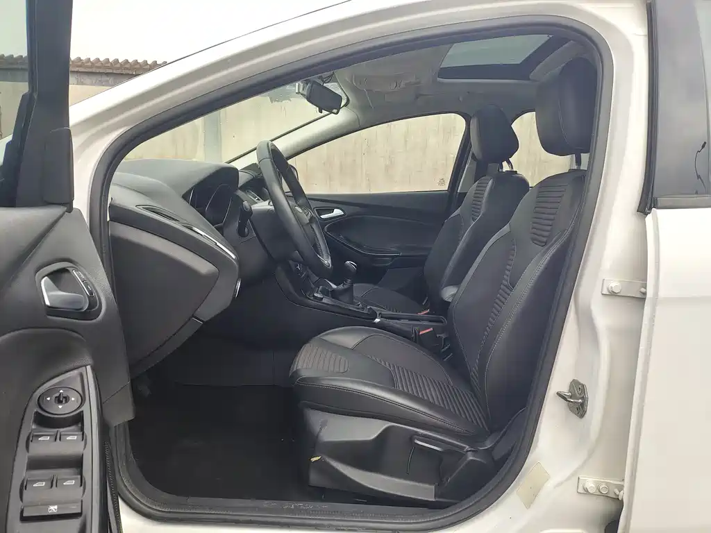 Focus 2018 sedan classic 1.6L manual stylish smart mobility version купить на сайте DeffCars