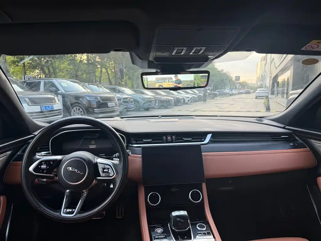 Jaguar XFL 2024 2.0T P300 four-wheel drive flagship sports gold version купить на сайте DeffCars