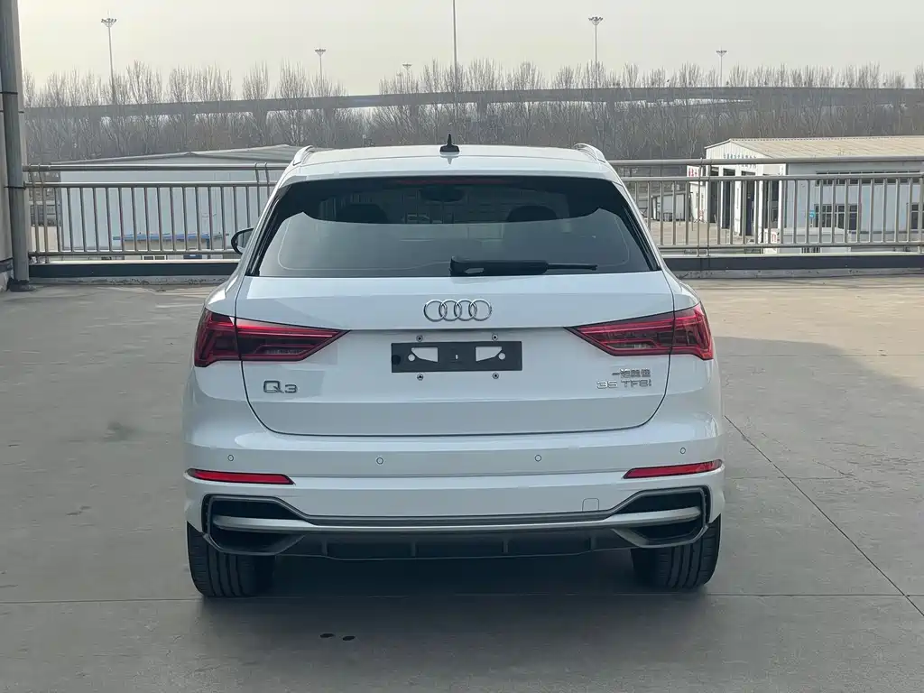 Audi Q3 2022 35 TFSI aggressive and dynamic купить на сайте DeffCars