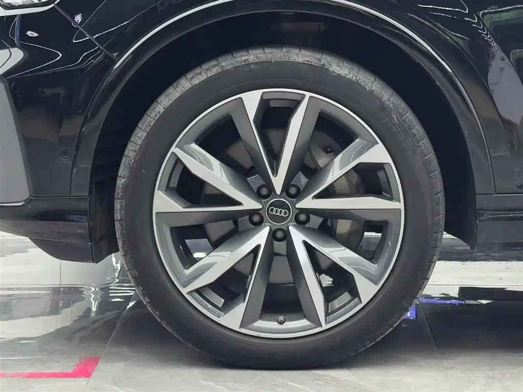 Audi Q7 2023 55 TFSI quattro S line sports version купить на сайте DeffCars