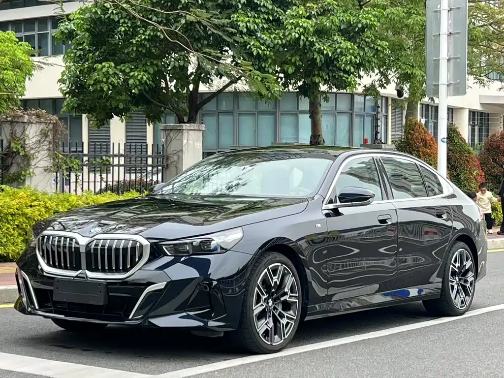 BMW 5 Series 2025 530Li Exclusive M Sports Package купить на сайте DeffCars
