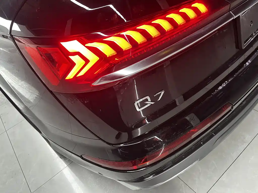 Audi Q7 2023 55 TFSI quattro S line sports version купить на сайте DeffCars