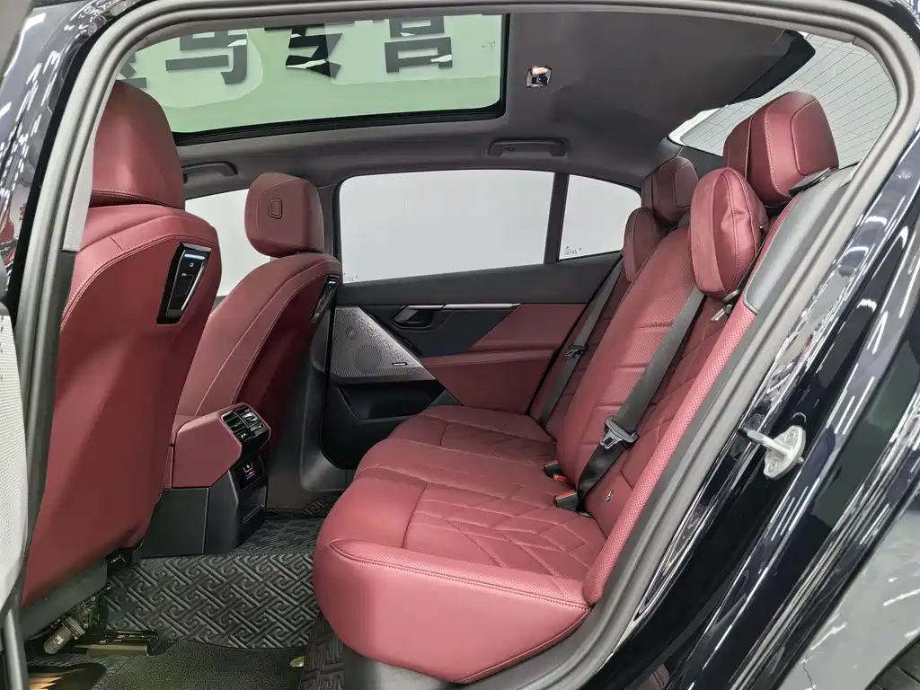 BMW 5 Series 2025 530Li Leading M Sports Package купить на сайте DeffCars
