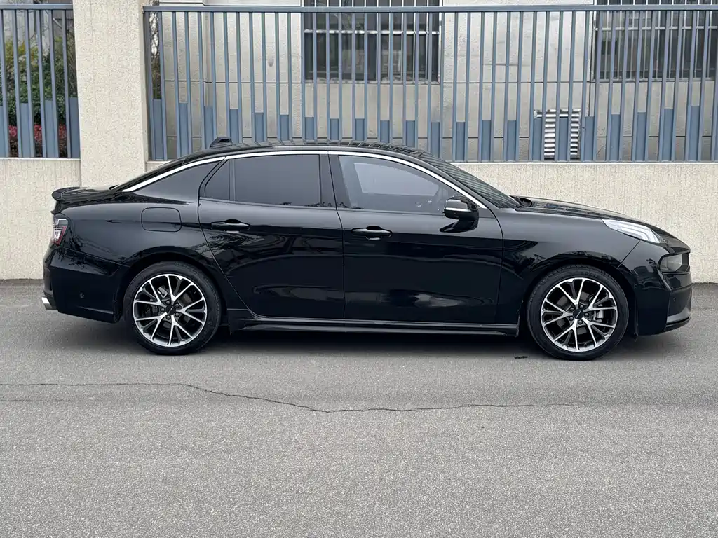 Lynk & Co 03 2022 1.5TD DCT Pro купить на сайте DeffCars