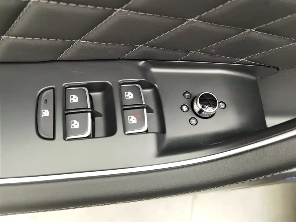 Hongqi HS5 2019 2.0T Zhilian Flagship Edition купить на сайте DeffCars