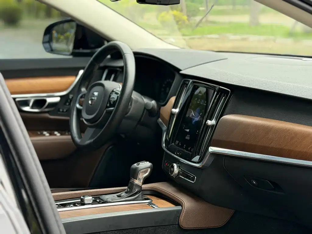 Volvo S90 2020 T5 Zhiyi Luxury Edition купить на сайте DeffCars