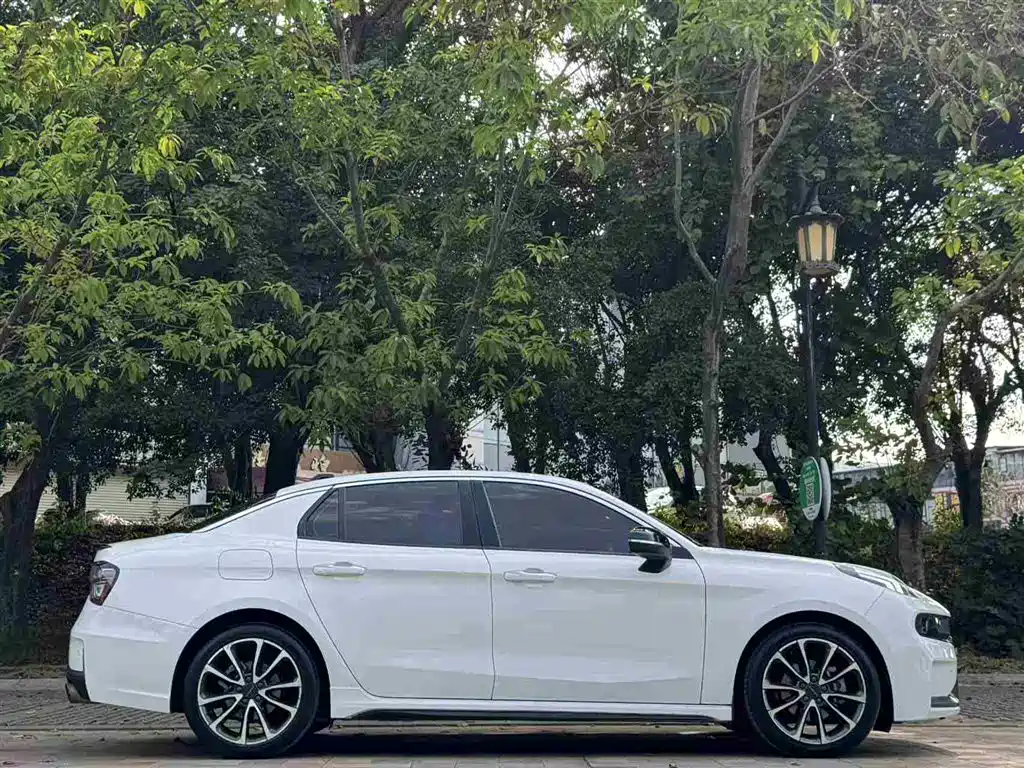 Lynk & Co 03 2018 1.5TD DCT Powerful Edition National V купить на сайте DeffCars