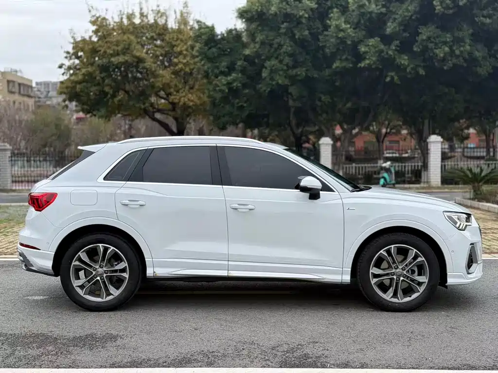 Audi Q3 2020 40 TFSI Fashionable and Dynamic купить на сайте DeffCars