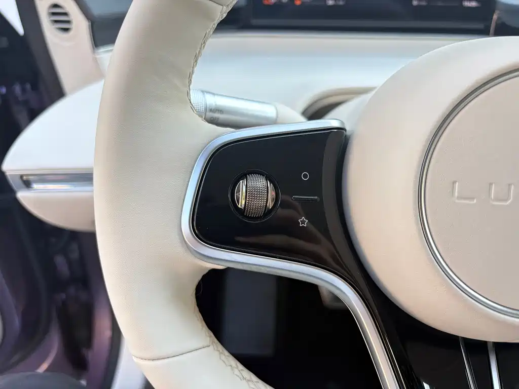 Zhijie R7 2025 extended range 331km Ultra купить на сайте DeffCars