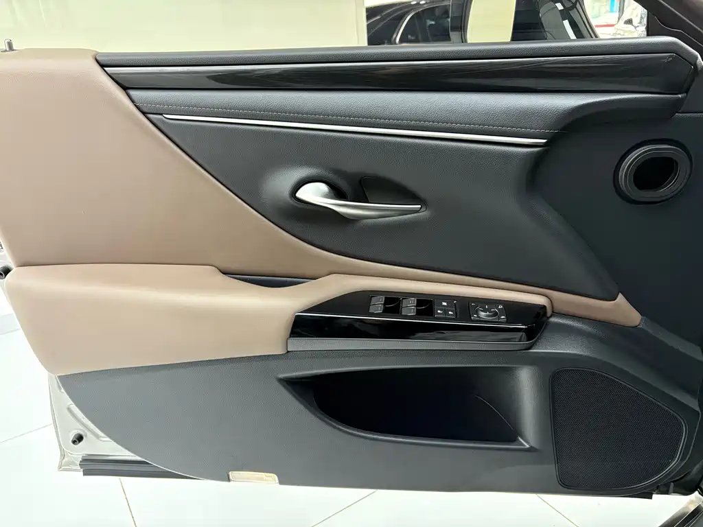 Lexus ES 2023 200 Excellence Edition купить на сайте DeffCars