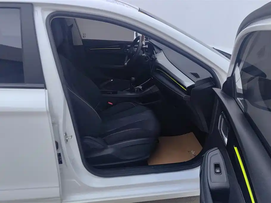 Roewe i5 2021 1.5L manual platinum version купить на сайте DeffCars