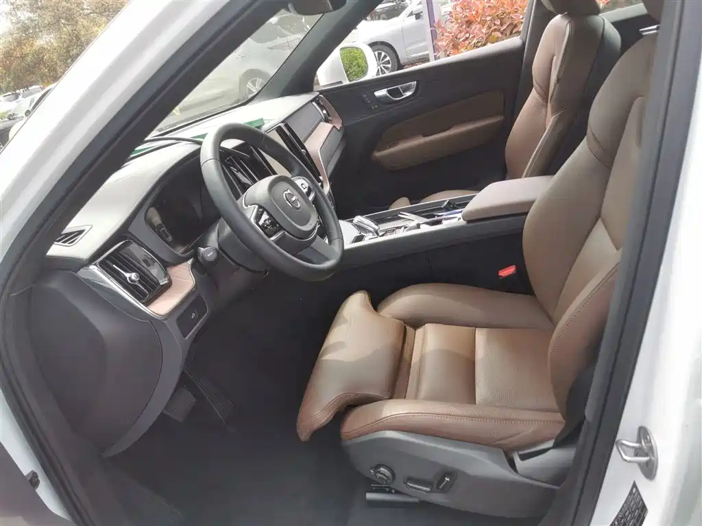 Volvo XC60 2025 B5 four-wheel drive Zhiyuan luxury version купить на сайте DeffCars