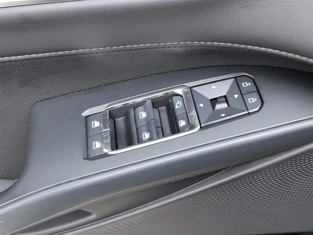 Mondeo 2025 2.0T EcoBoost Luxury купить на сайте DeffCars