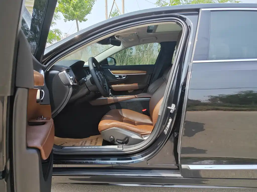 Volvo S90 2020 T5 Zhiyi Luxury Edition купить на сайте DeffCars