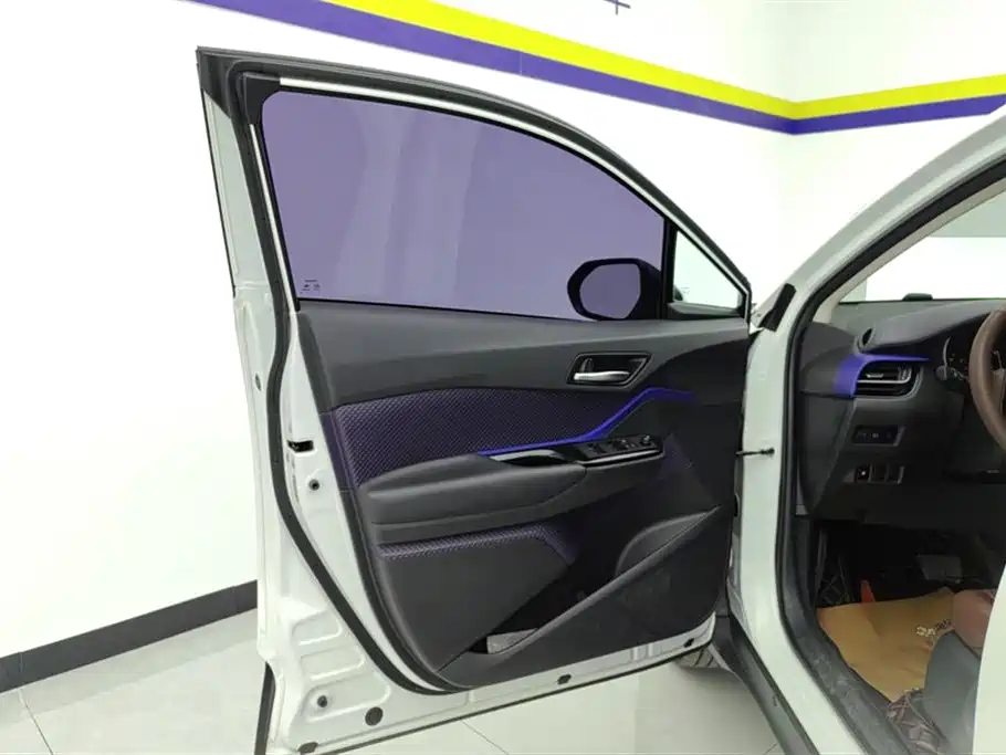 Toyota C-HR 2018 2.0L Leading Sunroof Version National VI купить на сайте DeffCars