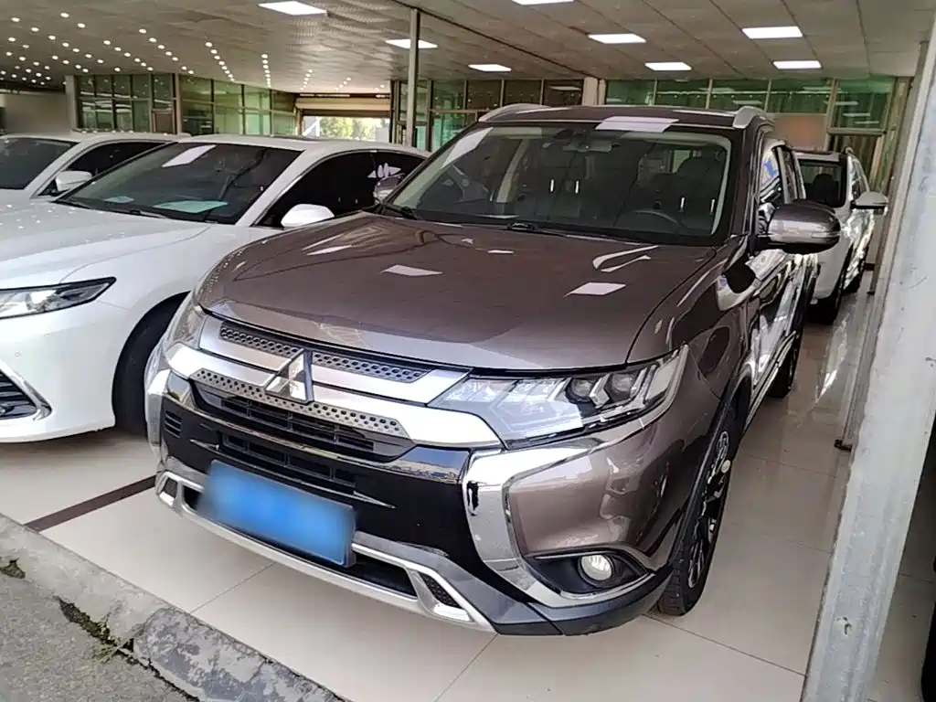 Outlander 2019 2.4L four-wheel drive exclusive version, 7 seats, National VI купить на сайте DeffCars