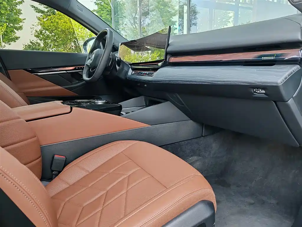 BMW 5 Series 2024 530Li Leading Luxury Package купить на сайте DeffCars