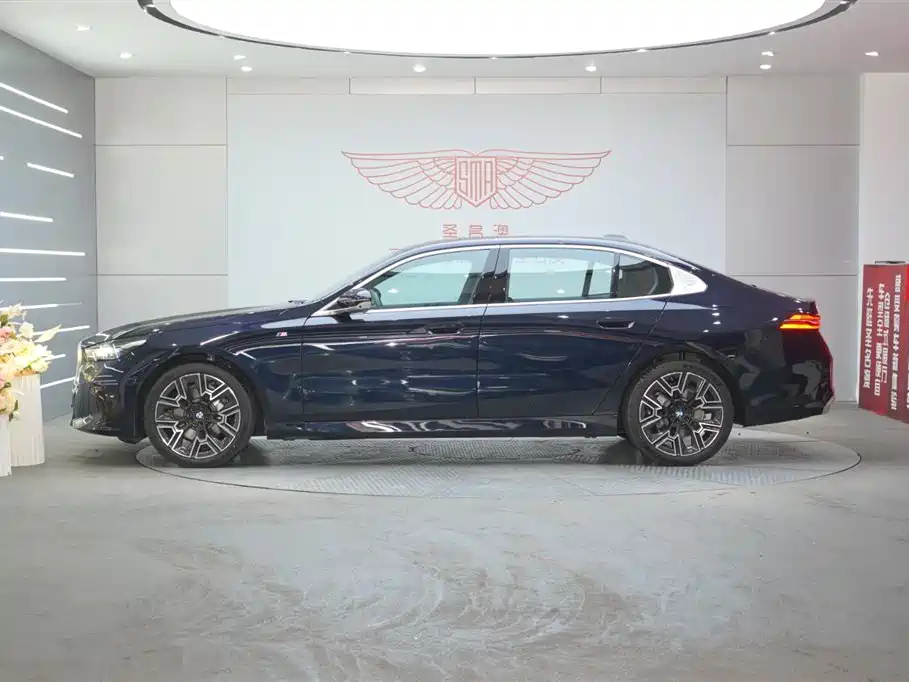 BMW 5 Series 2025 530Li Exclusive M Sports Package купить на сайте DeffCars