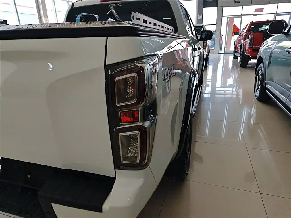 D-MAX 2023 1.9T automatic four-wheel drive V-CROSS leading model купить на сайте DeffCars