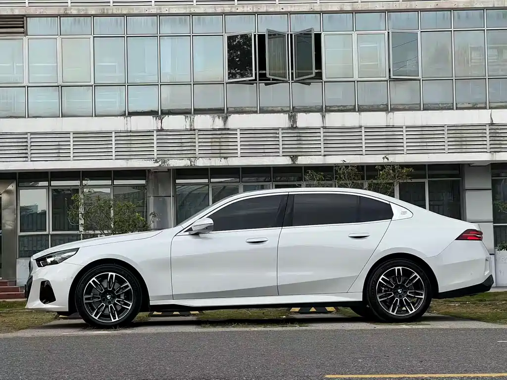 BMW 5 Series 2026 530Li Leading M Sports Package купить на сайте DeffCars