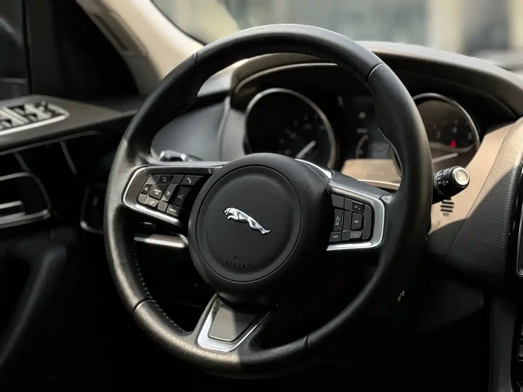 Jaguar F-PACE 2018 2.0T four-wheel drive urban exclusive edition купить на сайте DeffCars