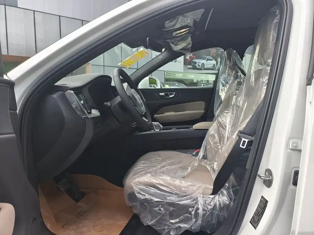 Volvo XC60 2026 B5 four-wheel drive Zhiyi Luxury Edition купить на сайте DeffCars