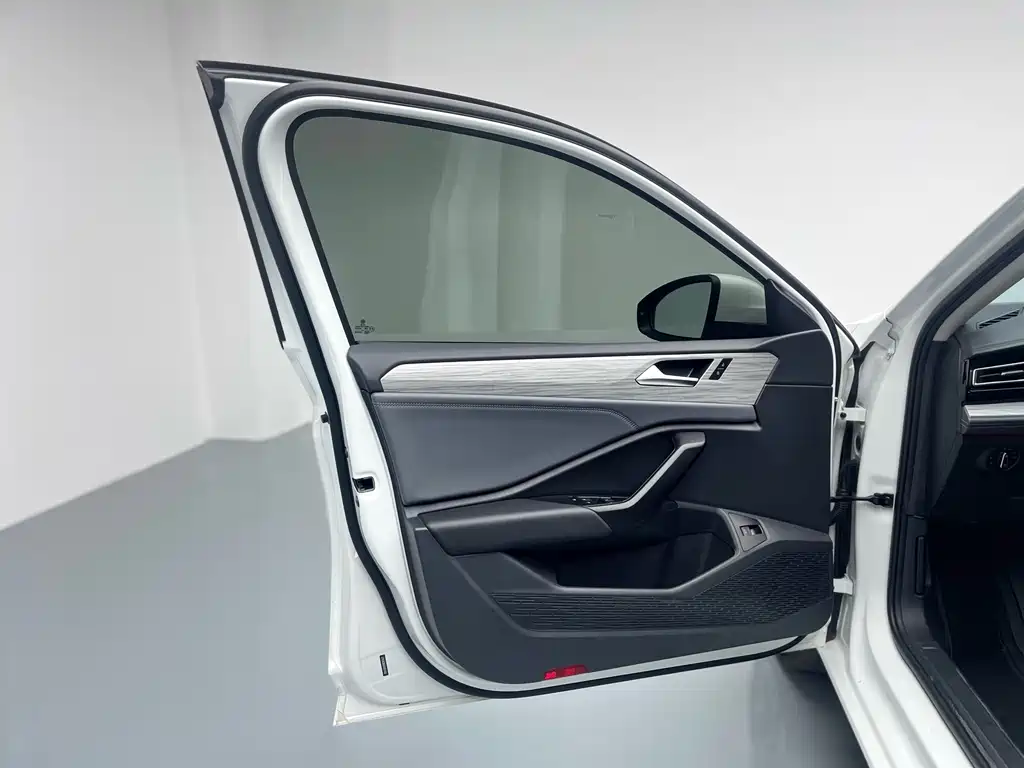 Sagitar 2025 facelift 2 300TSI DSG transcendent version купить на сайте DeffCars