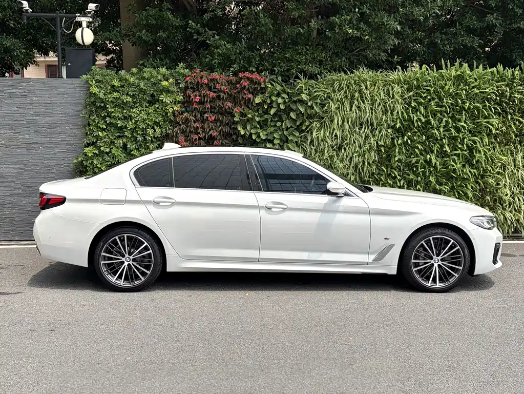 BMW 5 Series 2023 530Li Leading M Sports Package купить на сайте DeffCars