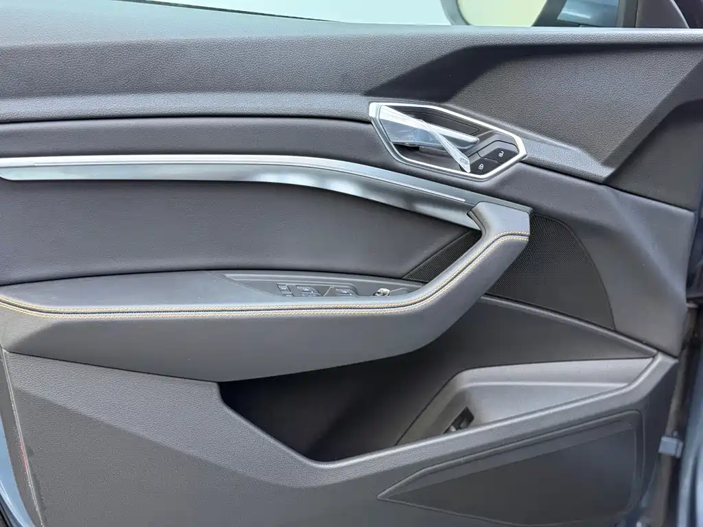 Audi e-tron 2021 50 quattro luxury model купить на сайте DeffCars