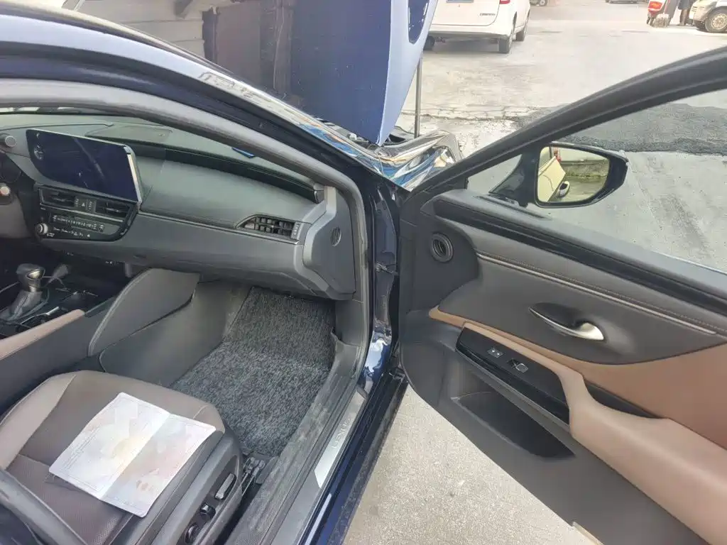 Lexus ES 2023 200 Superior Edition купить на сайте DeffCars