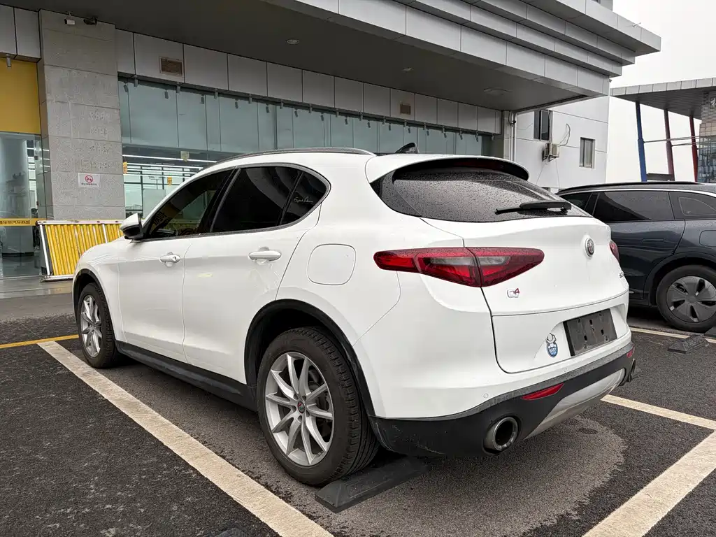 Stelvio 2017 2.0T 280HP Deluxe Edition купить на сайте DeffCars