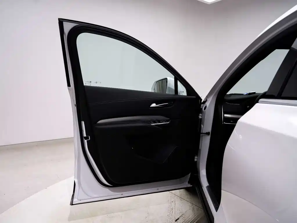 Cadillac XT4 2021 28T two-wheel drive leading model купить на сайте DeffCars