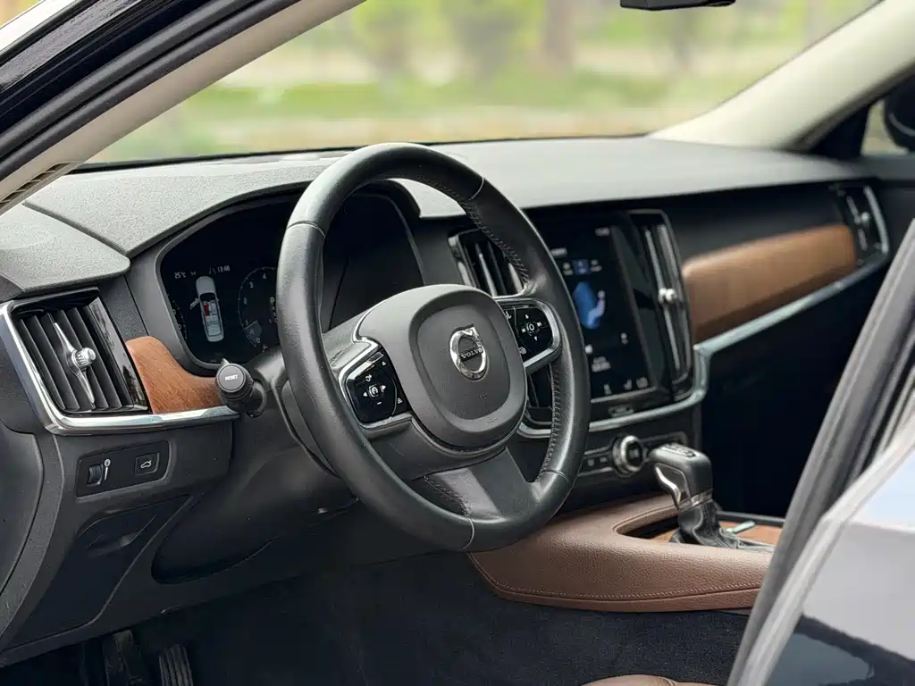 Volvo S90 2020 T5 Zhiyi Luxury Edition купить на сайте DeffCars