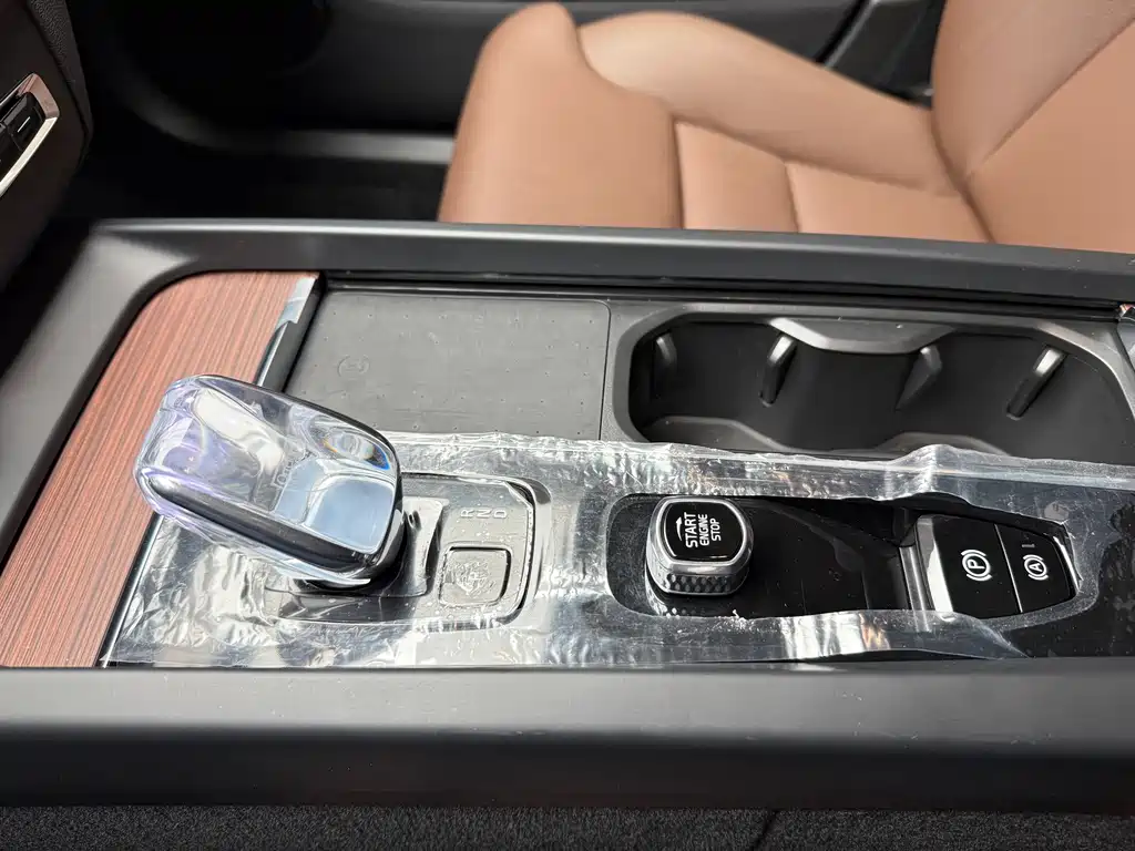 Volvo XC60 2025 B5 four-wheel drive Zhiyuan luxury version купить на сайте DeffCars