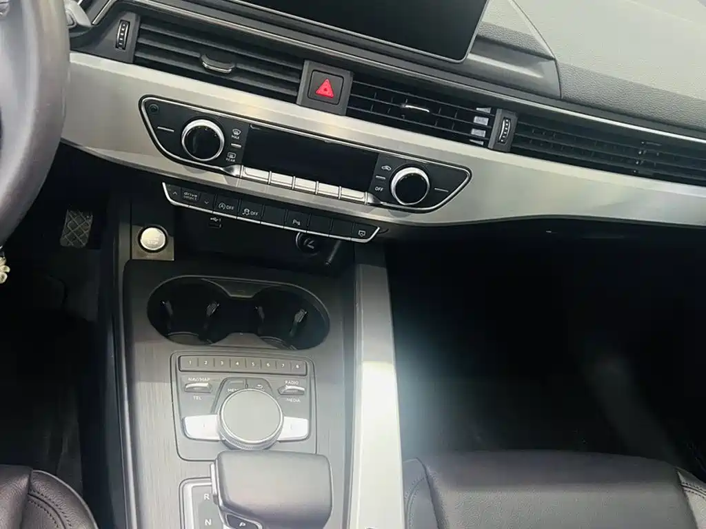 Audi A4L 2018 30th Anniversary Model 40 TFSI Fashion Model купить на сайте DeffCars