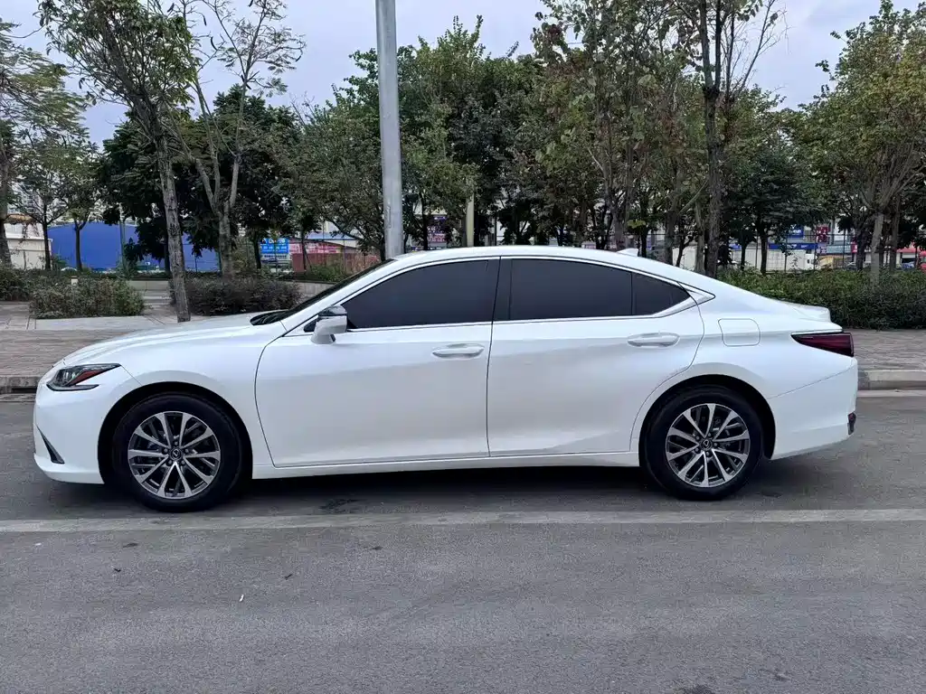 Lexus ES 2023 200 Superior Edition купить на сайте DeffCars