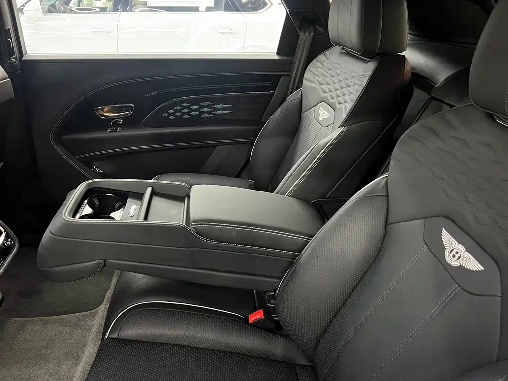 Bentayga 2024 4.0T V8 купить на сайте DeffCars