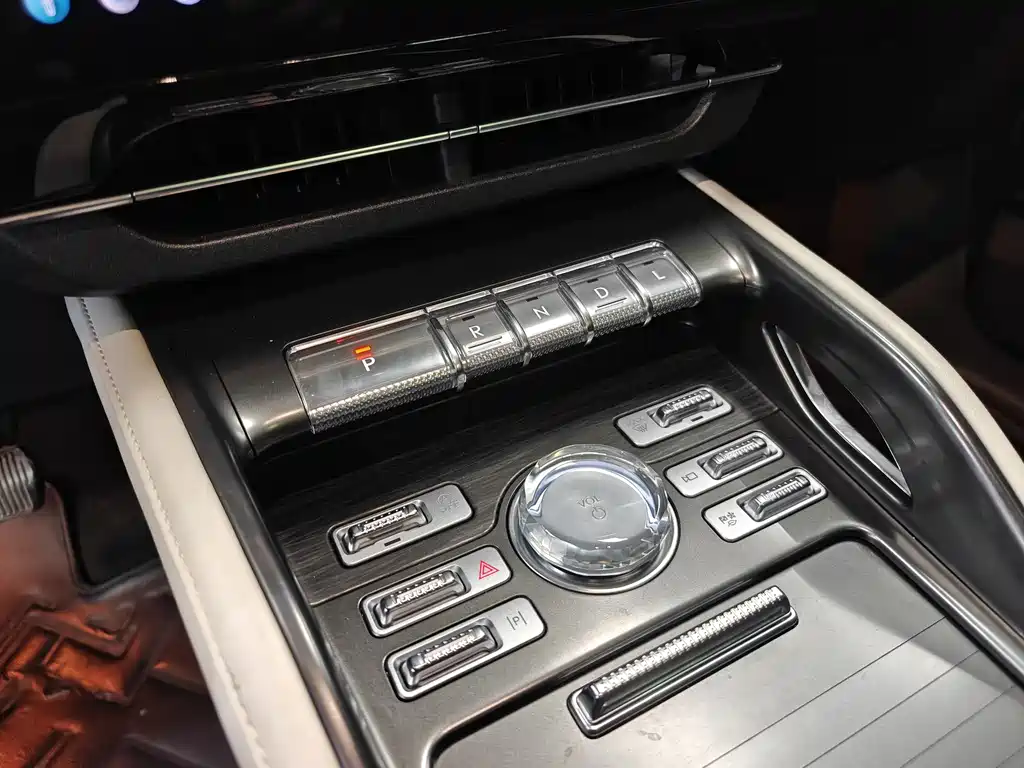 Voyager 2023 2.0T four-wheel drive premium version купить на сайте DeffCars