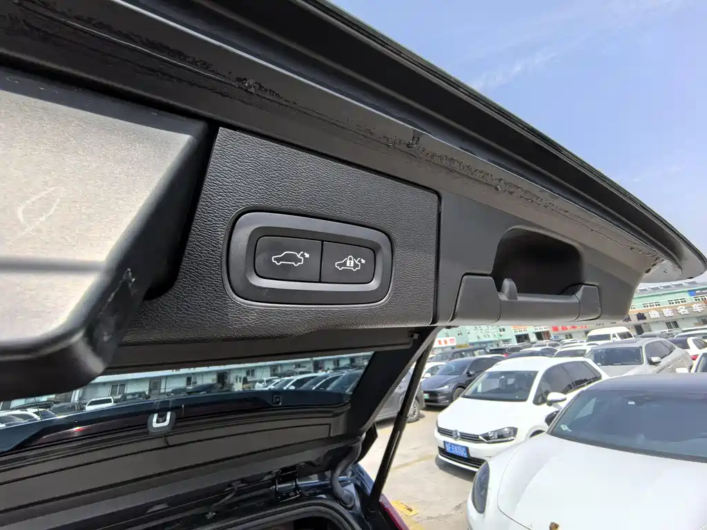Volvo XC60 2023 B5 four-wheel drive Zhiyuan Deluxe Edition купить на сайте DeffCars